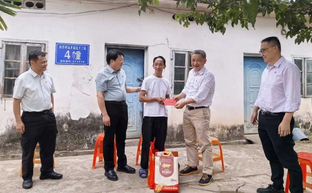 王宏向赴龍江分公司走訪慰問困難黨員與職工