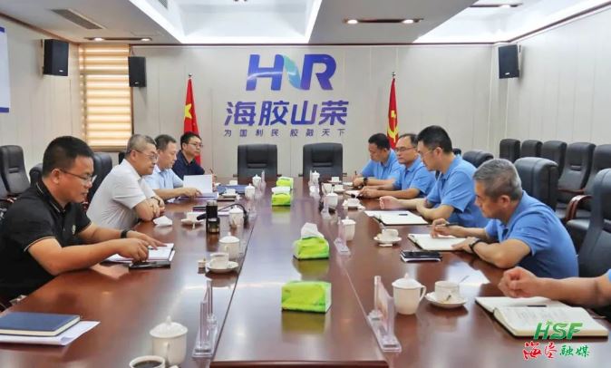 艾軼倫在海南橡膠山榮分公司座談。